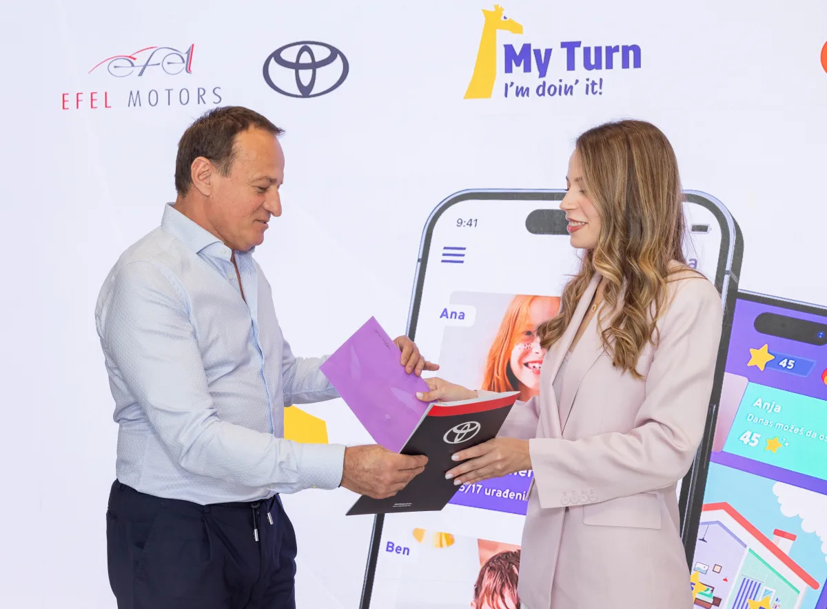 Predstavnici Efel Motorsa i MyTurn-a razmjenjuju potpisane ugovore o podršci razvoju aplikacije