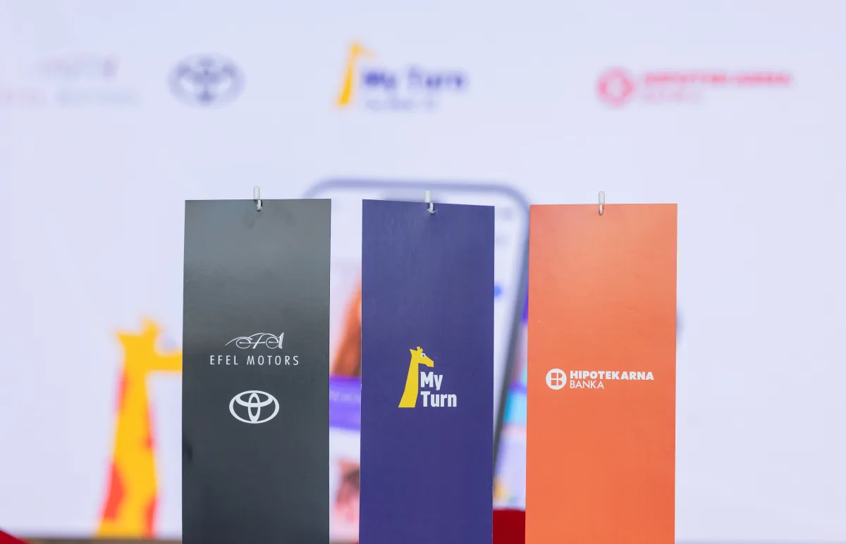 Stone zastavice sa logotipima Efel Motorsa, Toyote, MyTurn-a i Hipotekarne banke na stolu za potpisivanje