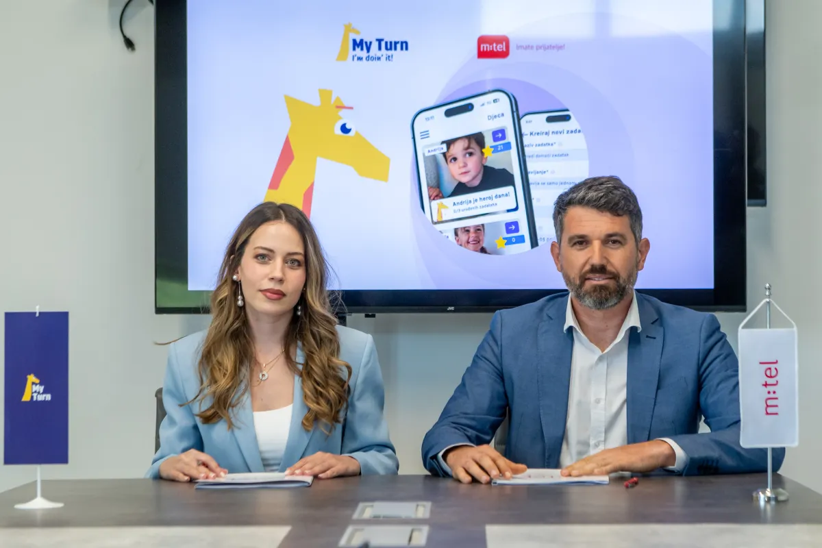 Predstavnici MyTurn-a i MTEL-a na potpisivanju partnerstva, sa MyTurn aplikacijom prikazanom na ekranu